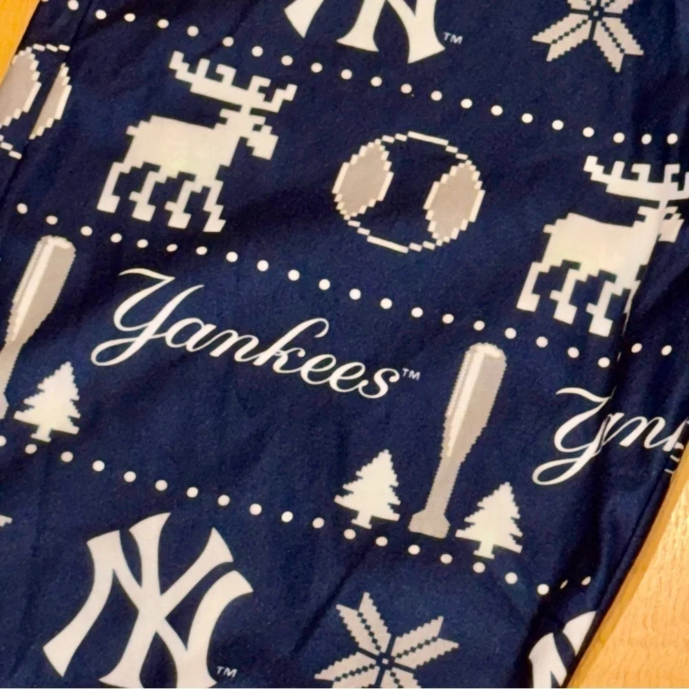 NWOT New York Yankees Allover Print Holiday Sleep Lounge Pants